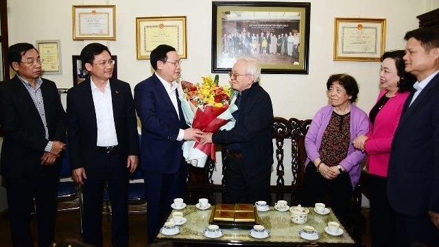 Politburo member and Secretary of Hanoi Municipal Party Committee Vuong Dinh Hue (third from left) presents flowers to Prof. Dr. Pham Gia Khai (Photo: NDO/Duy Linh)