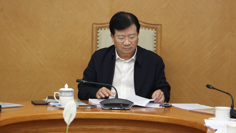 Deputy PM Trinh Dinh Dung presides over a meeting of the Steering Committee on the Vietnam - National Energy Efficiency Programme. (Photo: MOIT)