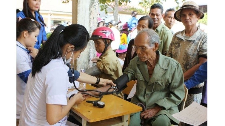 Residents in Ea Yong Commune in the Central Highlands province of Dak Lak's Krong Pak District receive free health check-ups, co-organised by the local Youth Union and Young Doctors Association. (Photo: VNA)
