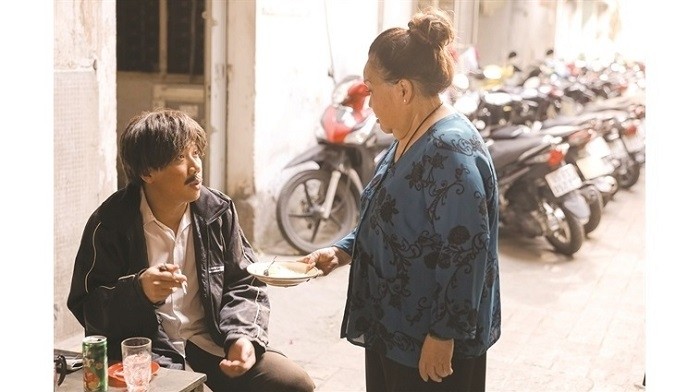 Actor Tran Thanh (L) and People’s Artist Ngoc Giau in Bo Gia (Old Dad), the most-viewed web drama in Vietnam. (Photo taken from video)