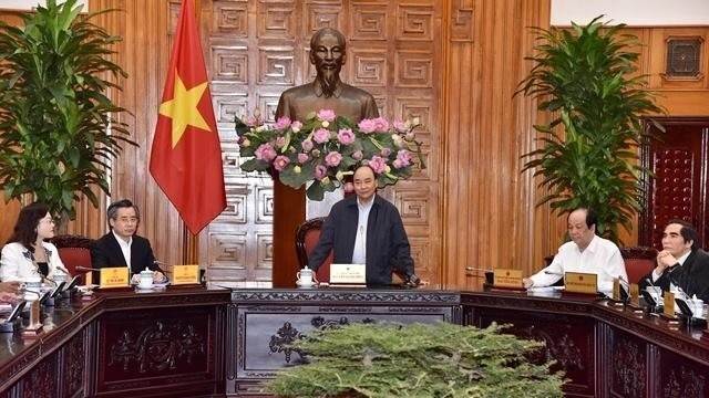 Prime Minister Nguyen Xuan Phuc (standing) speaks at the working session (Photo: NDO/Tran Hai)