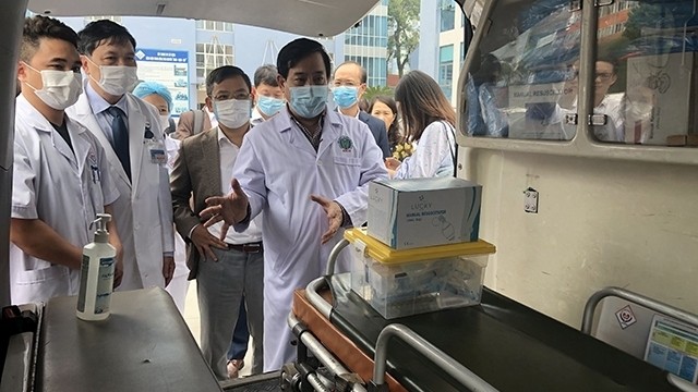 A delegation from the Ministry of Health inspect an ambulance run by the Rapid Response Team No. 1 at Thai Nguyen Provincial Hospital. (Photo: NDO)