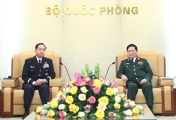 Vietnamese Minister of Defence Gen. Ngo Xuan Lich (R) and Gen. Yamazaki Koji, Chief of Staff, Joint Staff of Japan Self-Defence Forces (SDF). (Photo: qdnd.vn)