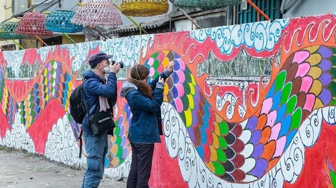 The road along the Red River in Phuc Tan Ward has been turned into a prominent art space (Photo: laodong.vn)