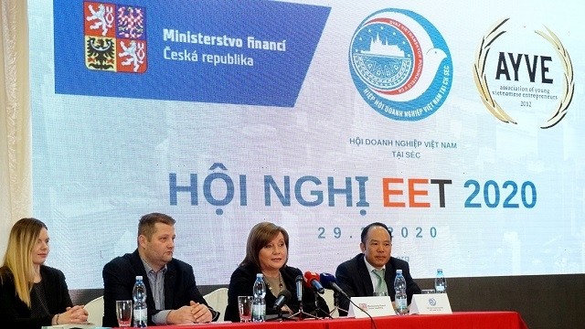 Czech Deputy Prime Minister and Finance Minister Alena Schillerova (second, right) speaks at the workshop in Prague on February 29. (Photo: VNA)