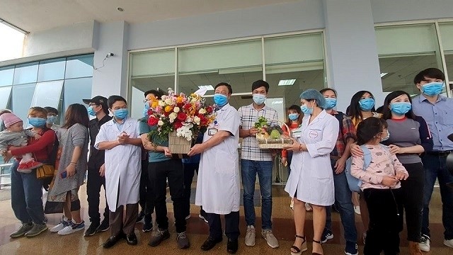 30 Vietnamese citizens who returned from China’s Wuhan City after completing their medical isolation at the National Hospital of Tropical Diseases, Hanoi, March 2, 2020. (Photo: NDO/Thien Lam)