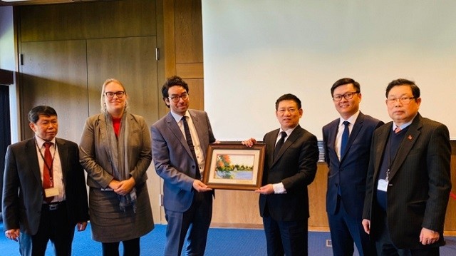 State Auditor General Ho Duc Phoc (third from right) presents a gift to a leader of the German Agency for International Cooperation in the German city of Bonn on February 28, 2020. (Photo: sav.gov.vn)