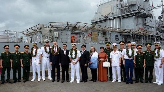 Vietnamese and US officials in front of the guided-missile cruiser USS Bunker Hill (CG52) (Photo: QDND)