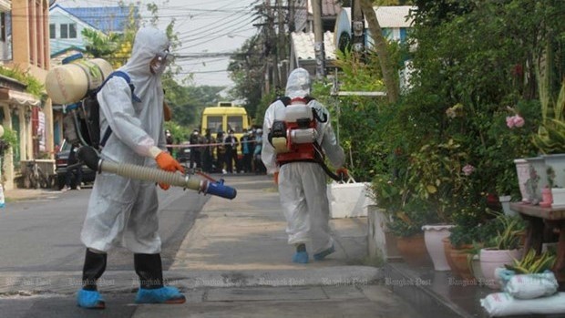 Workers from the Don Muang district office in Bangkok disinfect the house of COVID-19 patients (Photo: bangkokpost.com)