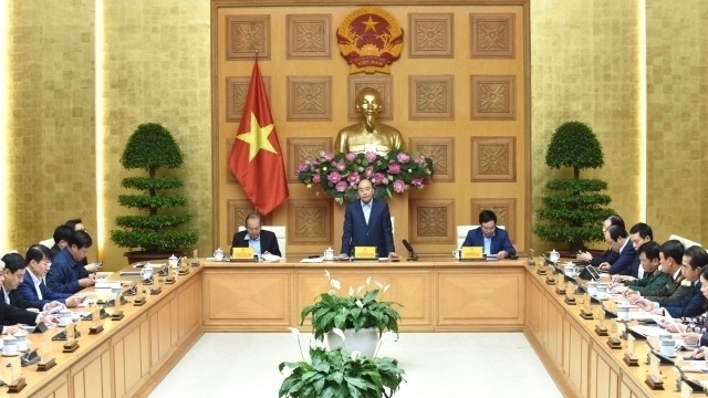 PM Nguyen Xuan Phuc (standing) speaks at the meeting. (Photo: NDO/Tran Hai)