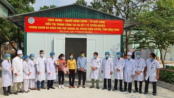 The last patient of the 16 coronavirus carriers in Vietnam (ninth from left) was discharged from a hospital in Vinh Phuc Province on February 26 (Photo: Ministry of Health)