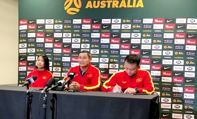 Vietnam coach Mai Duc Chung (C) and captain Huynh Nhu (L) attend the press conference in Newcastle on March 5. (Photo: VFF)