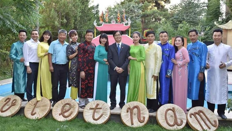 Former Vietnamese Ambassador to Iran, Syria and Iraq, Nguyen Hong Thach (eighth from left) and artists from the National Puppetry Theatre at a water puppetry show hosted by the Embassy in Iran in 2017 (Photo credit: Nguyen Hong Thach)