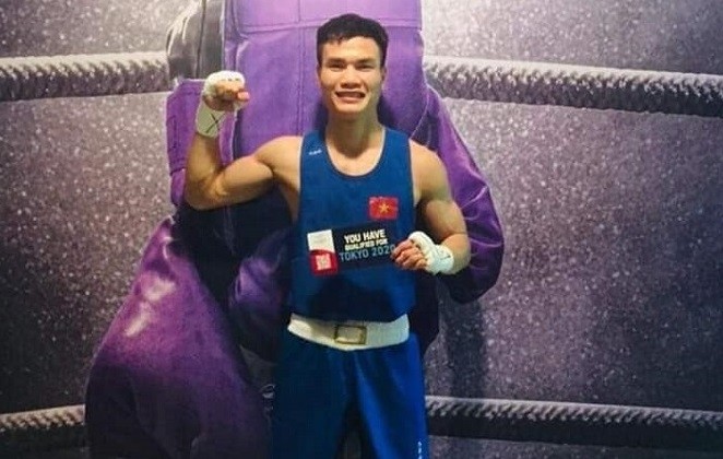 Vietnamese boxer Nguyen Van Duong celebrates with his Tokyo 2020 Olympic ticket.