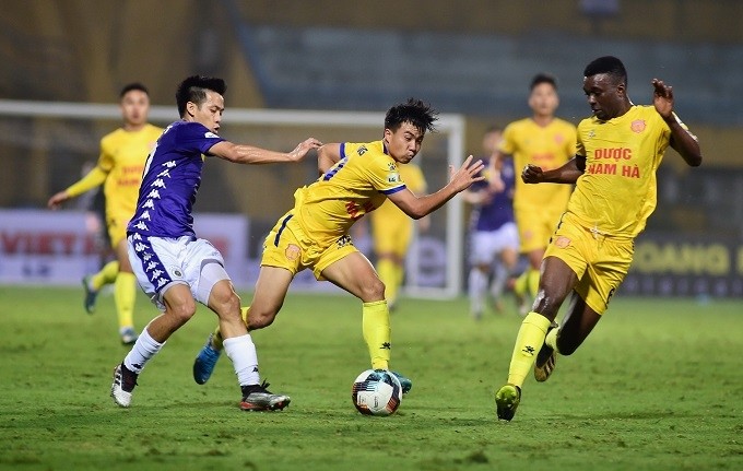 V.League - Matchday 1 - Hanoi FC vs Nam Dinh FC - Hang Day Stadium - March 7, 2020 Hanoi FC captain Nguyen Van Quyet (L) in action during the match. (Photo: NDO/Tran Hai)
