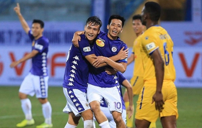 Hanoi FC players celebrate their victory against Nam Dinh FC. (Photo: VPF)