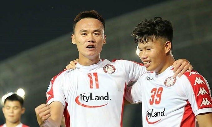 Nguyen Xuan Nam (L) celebrates scoring for Ho Chi Minh City.