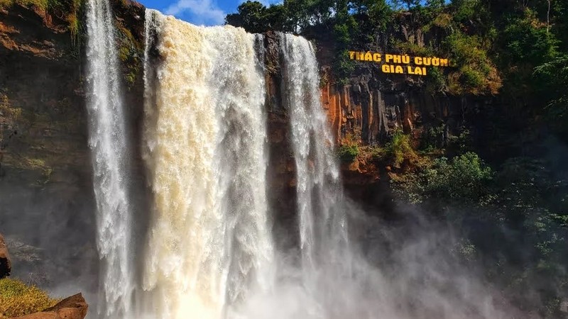 Located in Dun Commune, Phu Cuong Waterfall is like a silk strip squeezing through the mountains in the Central Highlands. The fairly pristine waterfall is one of the most famous and beautiful ones in Gia Lai Province.