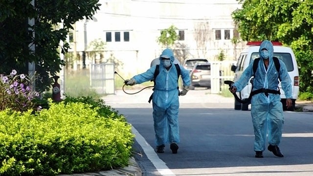 Quang Binh provincial functional forces spray disinfectants in local areas to prevent Covid-19 infection. (Photo: NDO/Huong Giang)