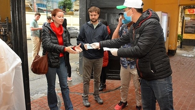 Foreign visitors offered with free medical masks at Hoa Lo Prison relic in Hanoi. (Photo: NDO/Giang Nam)
