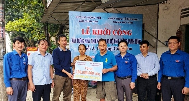 Representatives from Nhan Dan Newspaper present VND100 million to the family of Hoang Minh Tung. (Photo: NDO)