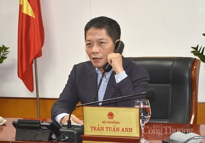During the phone talk, Minister of Industry and Trade Tran Tuan Anh proposes many initiatives to boost economic and trade cooperation between Vietnam and China, as well as between Vietnamese localities and the Guangxi administration.