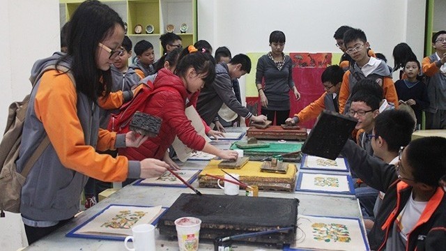 Students are instructed to make Dong Ho paintings. (Photo: VOV)