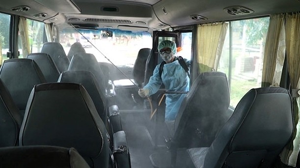 Spraying disinfectants on a vehicle to prevent Covid-19 infection. (Photo: NDO/Tan Nguyen)