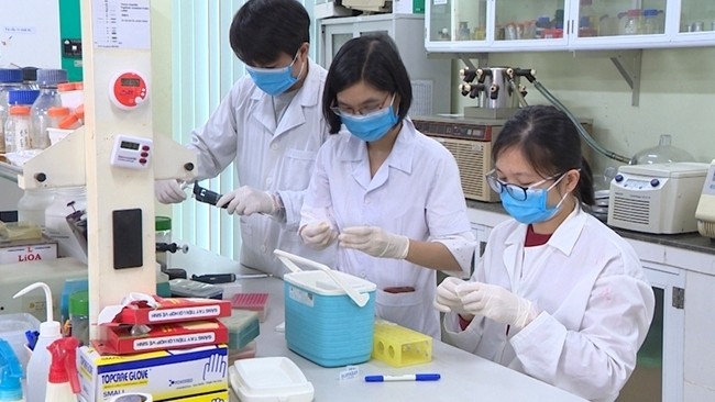 Experts at the Institute of Biotechnology, part of the Vietnam Academy of Science and Technology, manufacture the SARS-CoV-2 virus diagnostic bio-product. (Photo: Vietnam Academy of Science and Technology)