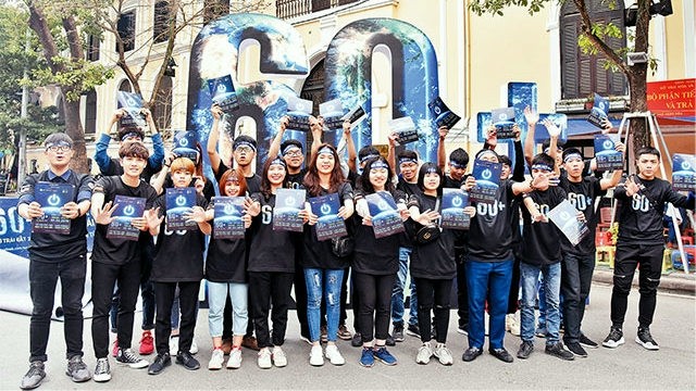 Young people take part in the Earth Hour event in Hanoi on March 10, 2019. (Photo: NDO/Dang Anh)