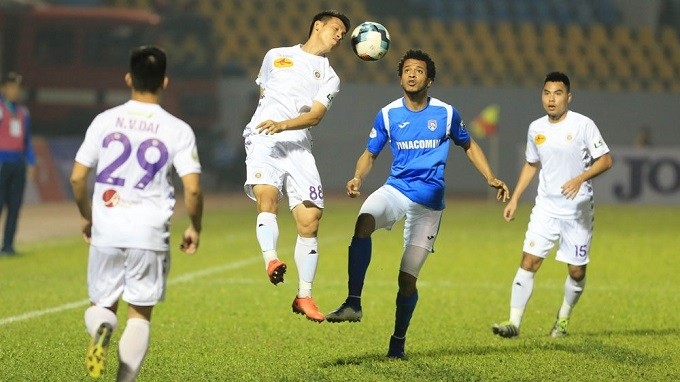 Reigning champions Hanoi FC (in white) play under form against Quang Ninh Coal on matchday 2 of V.League 2020.