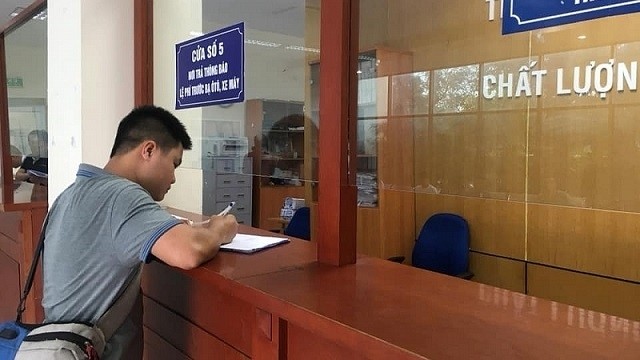 Residents in Hanoi and Ho Chi Minh City can now directly pay their car and motorcycle registration fees online. (Photo: haiquanonline.com.vn)