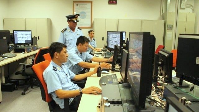 Customs officials at the Noi Bai International Airport trace the shipment of cargo. (Photo: tbck.vn)