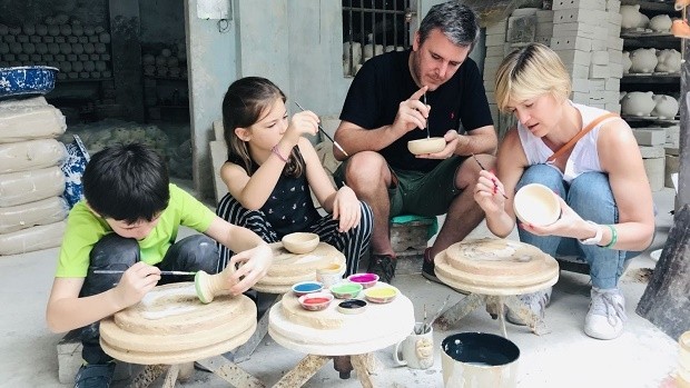 Foreigners colouring pottery products at Bat Trang village, Gia Lam district, Hanoi (Photo: baodulich.net.vn)