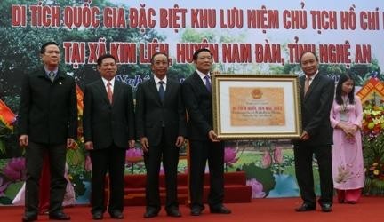 Deputy PM Phuc presents the certification of special national historic site to Nghe An province