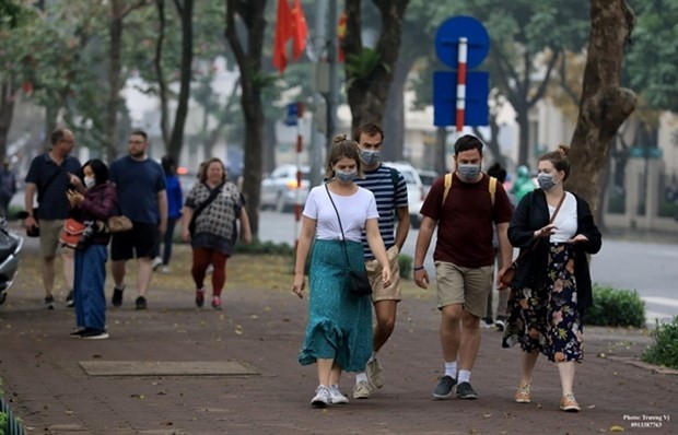 Foreign tourists walking around the Hoan Kiem Lake in Hanoi (Photo: VNA)