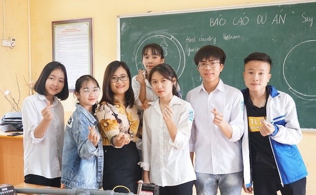 Ha Anh Phuong (third from left) with her students