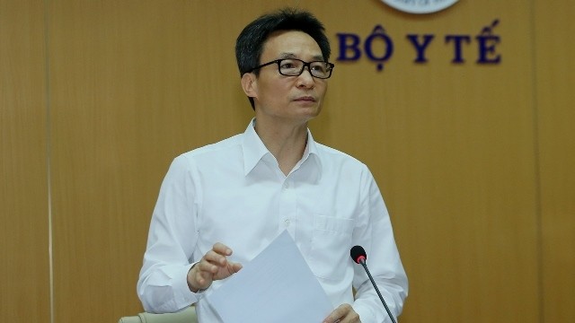 Deputy Prime Minister Vu Duc Dam urges the public to strictly follow guidelines from the health sector to prevent and control COVID-19. (Photo: VGP/Dinh Nam)