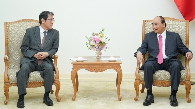 Prime Minister Nguyen Xuan Phuc (R) meets with outgoing Japanese Ambassador to Vietnam Umeda Kunio on March 24, 2020. (Photo: VGP)