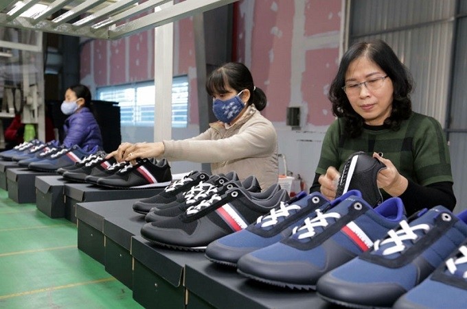 Manufacturing shoes for exports at the Hanoi-based Thuong Dinh Footwear JSC. (Photo: kinhtedothi.vn)