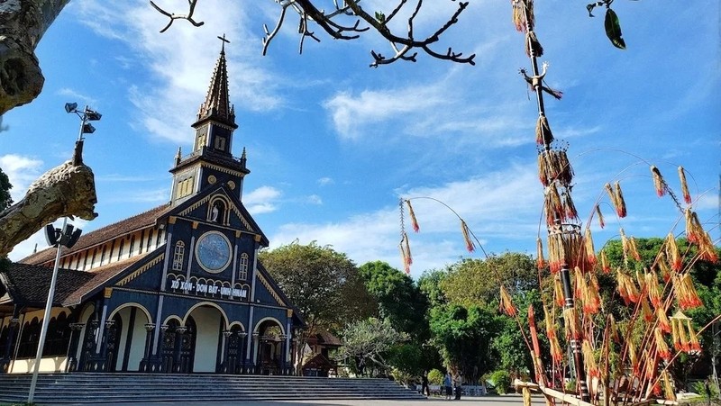 The Kon Tum Wooden Cathedral is a catholic church on Nguyen Hue Street, Thong Nhat Ward, in the centre of Kon Tum Province. It is very near other famous destinations such as Kon Tum Bishop's Palace, Bac Ai Pagoda, Kon Klor Suspension Bridge, Kon Klor Communal House and Kon K’Tu Village. 