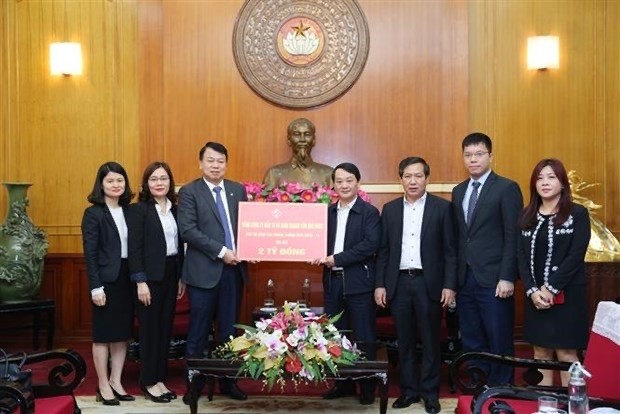 The State Capital Investment Corporation (SCIC) presents a donation worth VND2 billion to the VFF Central Committee (Photo: VNA)