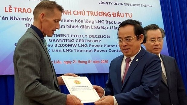 Bac Lieu province grants a permit for a foreign-invested LNG power station project. (Photo: VNA)