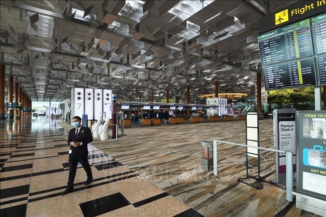 The deserted scene at Singapore's Changi Airport on March 19, 2020 amid the widespread COVID-19 outbreaks. (Photo: VNA)