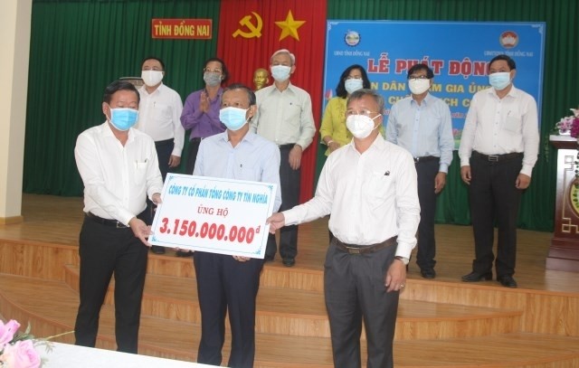 Leaders of the People's Committee and the Vietnam Fatherland Front Committee of Dong Nai province receive donations from local organisations, businesses and individuals. 