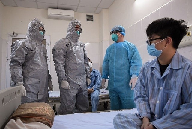 Doctors visit a patient undergoing treatment at the National Hospital of Tropical Diseases in Hanoi. (Photo: NDO/Lam Ngoc)