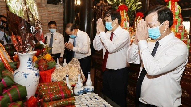 Officials of Phu Tho province pay tribute to Lac Long Quan at his temple on Sim Mountain on March 29 (Photo: VNA)