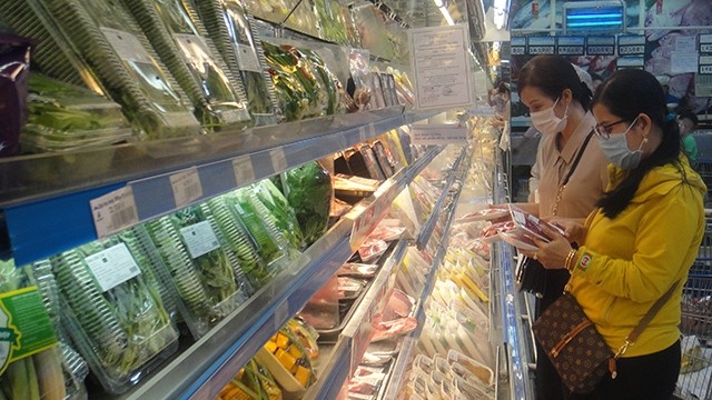 Consumers are shopping for food at a supermarket in Ho Chi Minh City.