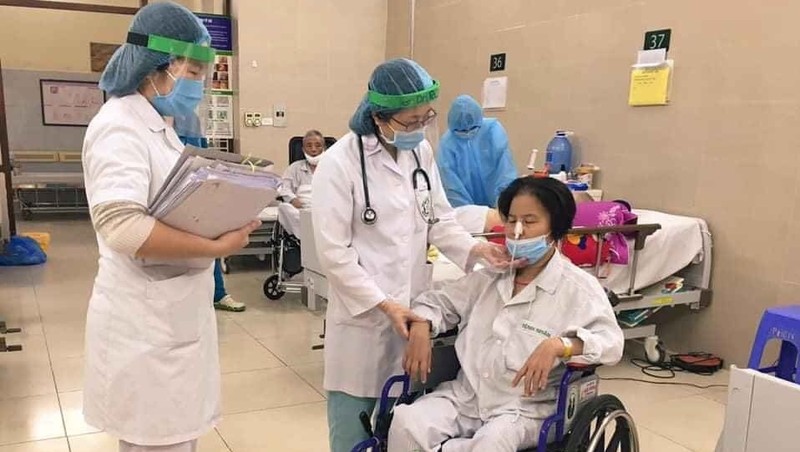 Doctors and nurses in Bach Mai Hospital’s isolation areas not only conduct medical examination and treatment but also care for nearly 1,000 seriously ill patients instead of their relatives. 