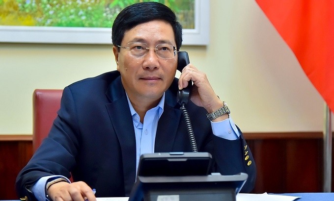 Deputy PM and FM Pham Binh Minh talks with Secretary of Foreign Affairs of the Philippines Teodoro Lopez Locsin over the phone. (Photo: baoquocte.vn)